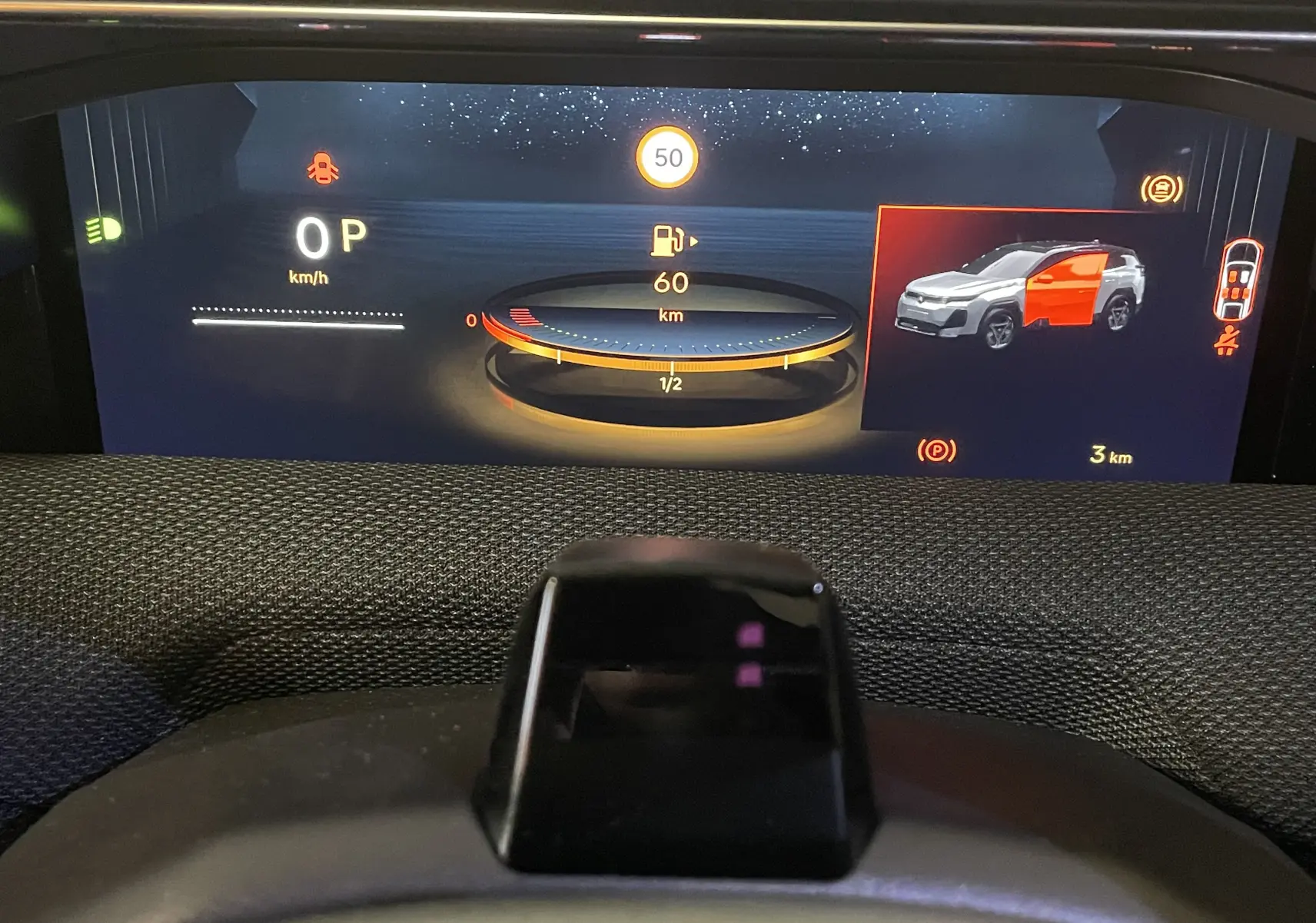 Écran tactile central du tableau de bord du Citroën C5 Aircross Hybride 2026 affichant la navigation GPS.