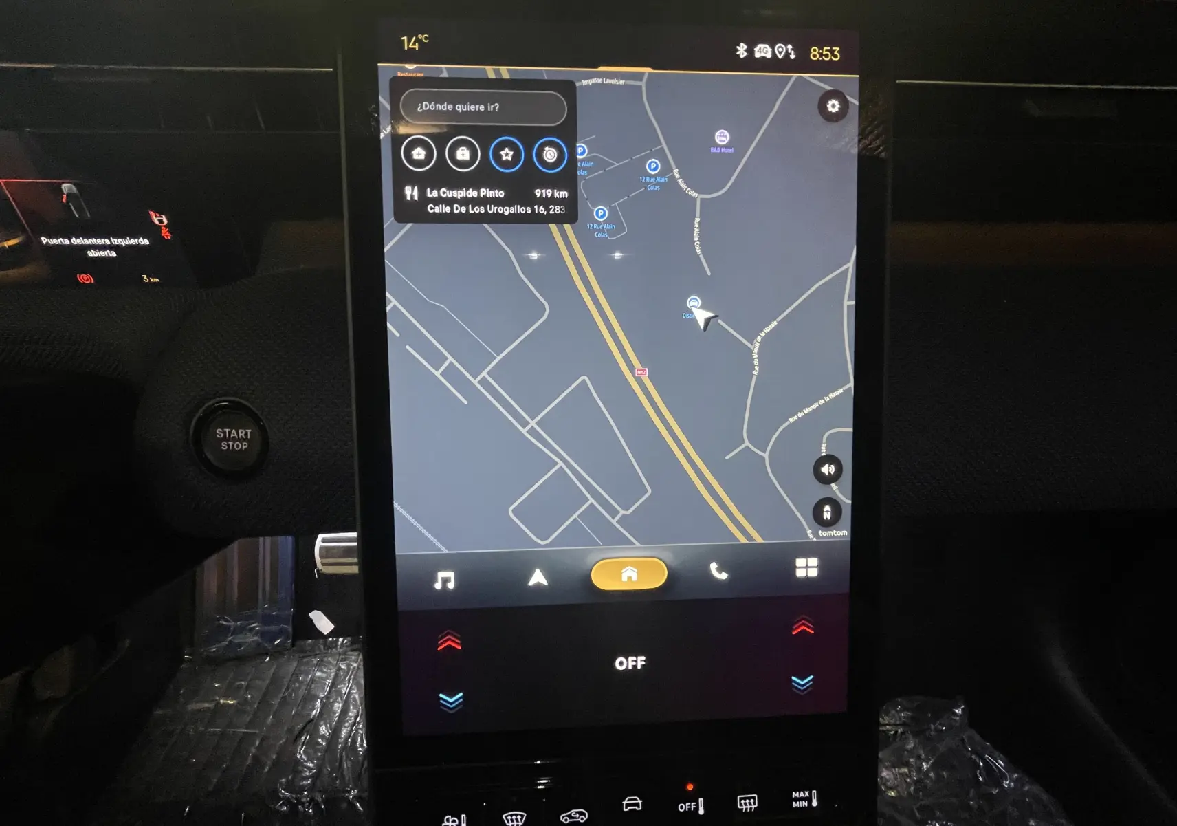Vue intérieure du tableau de bord du Citroën C5 Aircross hybride 2026, écran tactile affichant les fonctions de chauffage.