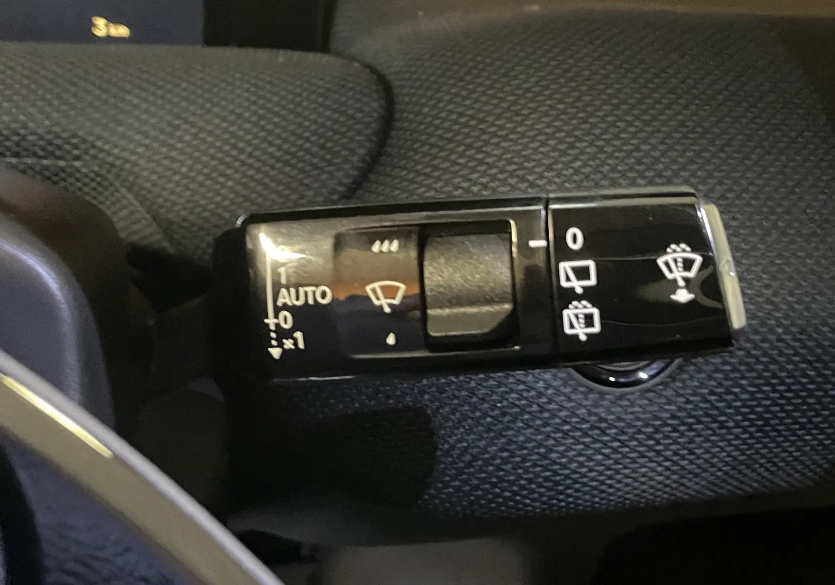 Tableau de bord numérique de Citroën C5 Aircross hybride 2026 affichant la jauge de carburant et l'ouverture de la porte avant droite.