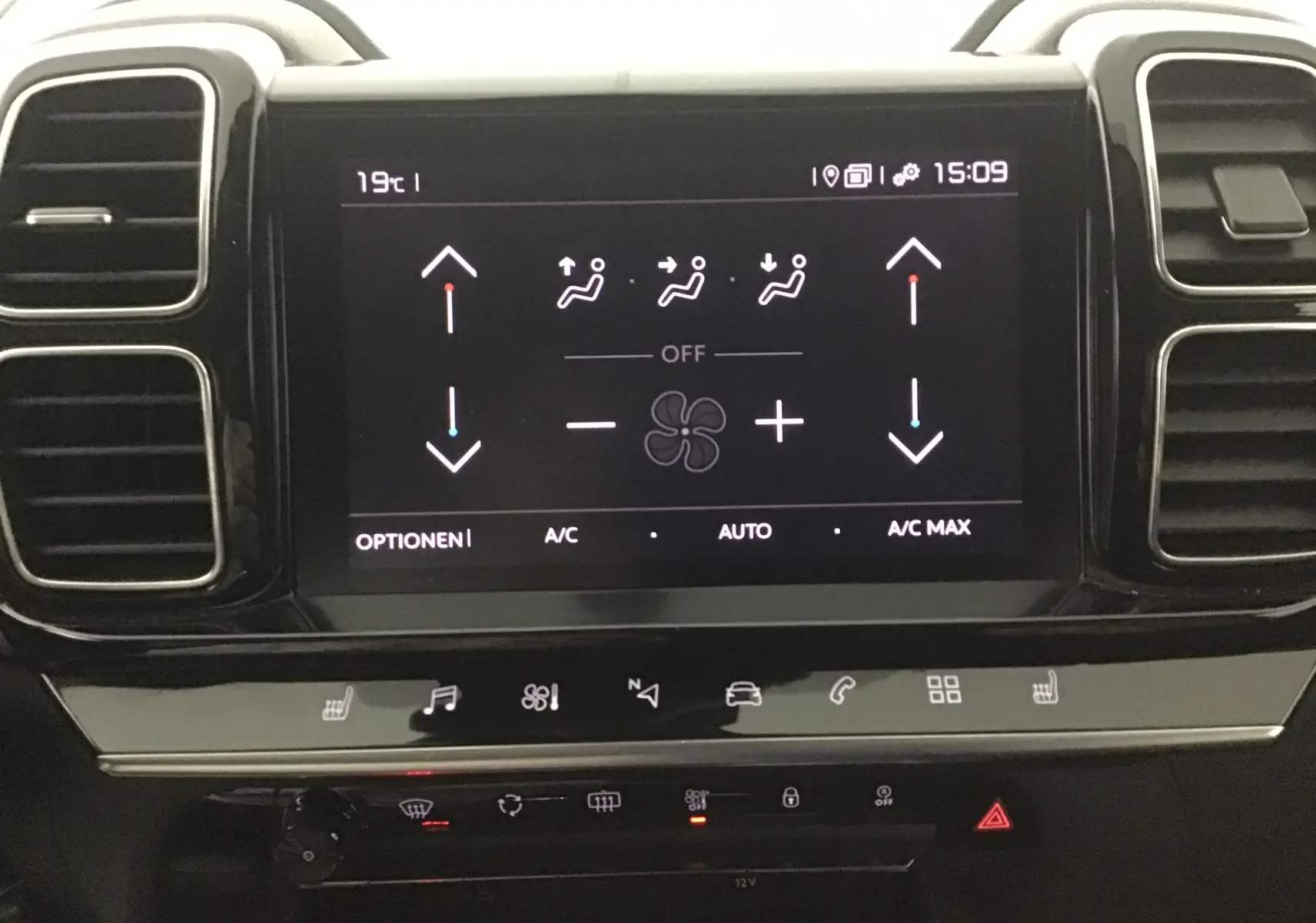 Écran tactile central du tableau de bord du Citroën C5 Aircross 2021, affichant les commandes de climatisation.