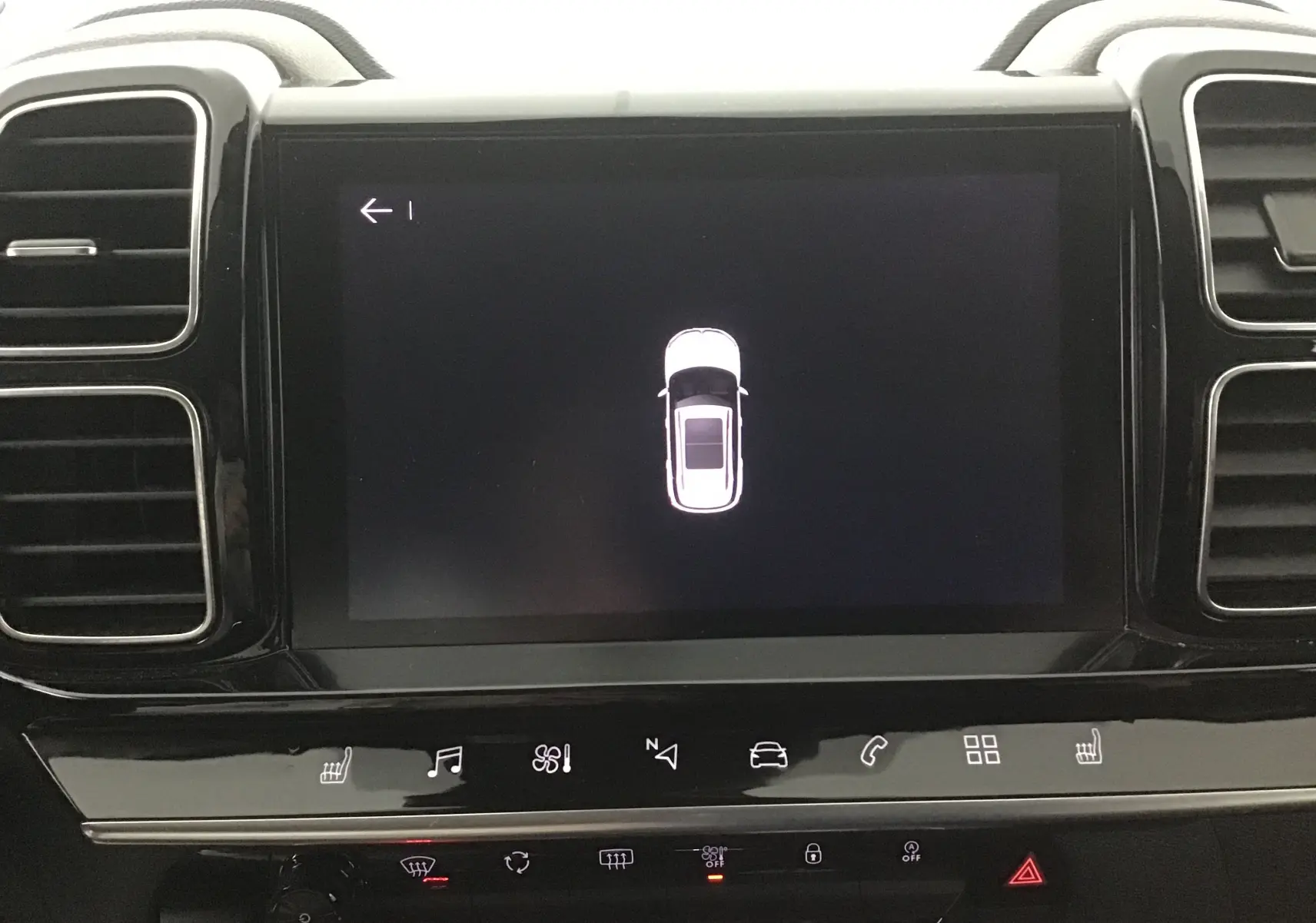 Écran tactile central du tableau de bord du Citroën C5 Aircross 2021, affichant une vue du véhicule en blanc sur fond noir.