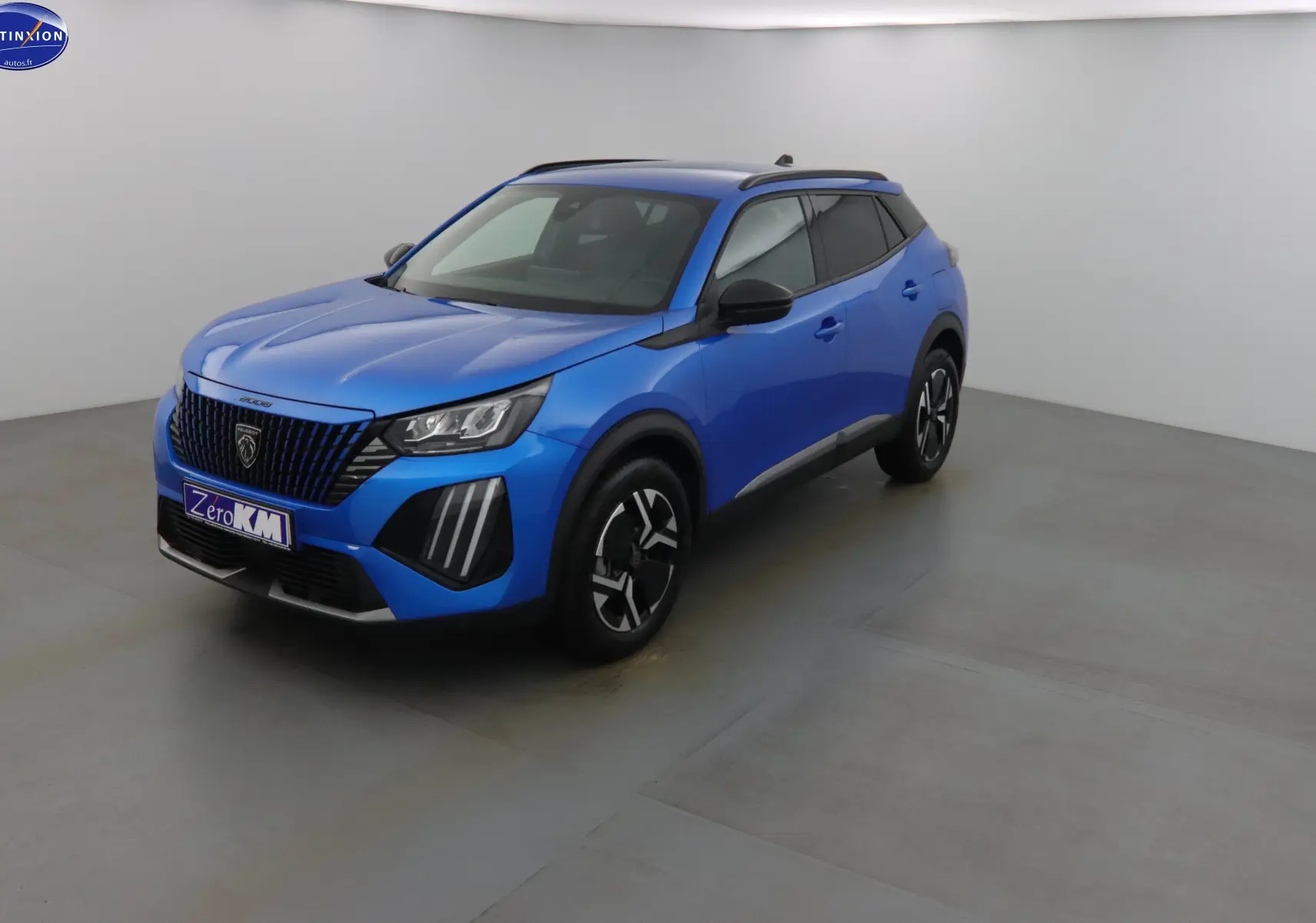 Peugeot 2008 bleu Vertigo métal vue 3/4 avant droit avec calandre noire et jantes bicolores en studio.