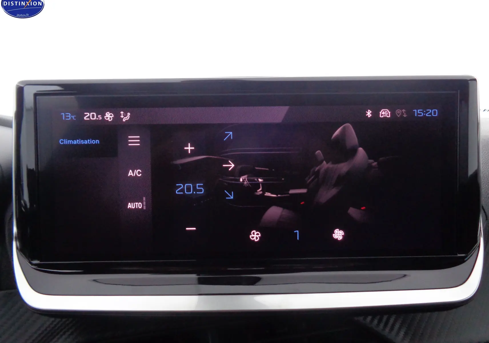 Écran tactile du tableau de bord du Peugeot 2008 2023 affichant les réglages de climatisation à 20,5°C.