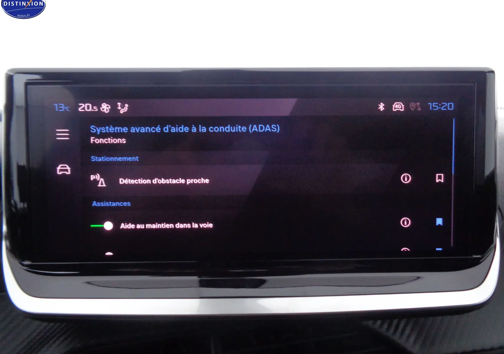 Écran tactile central du Peugeot 2008 2023 affichant les fonctions avancées d’aide à la conduite (ADAS) en intérieur.