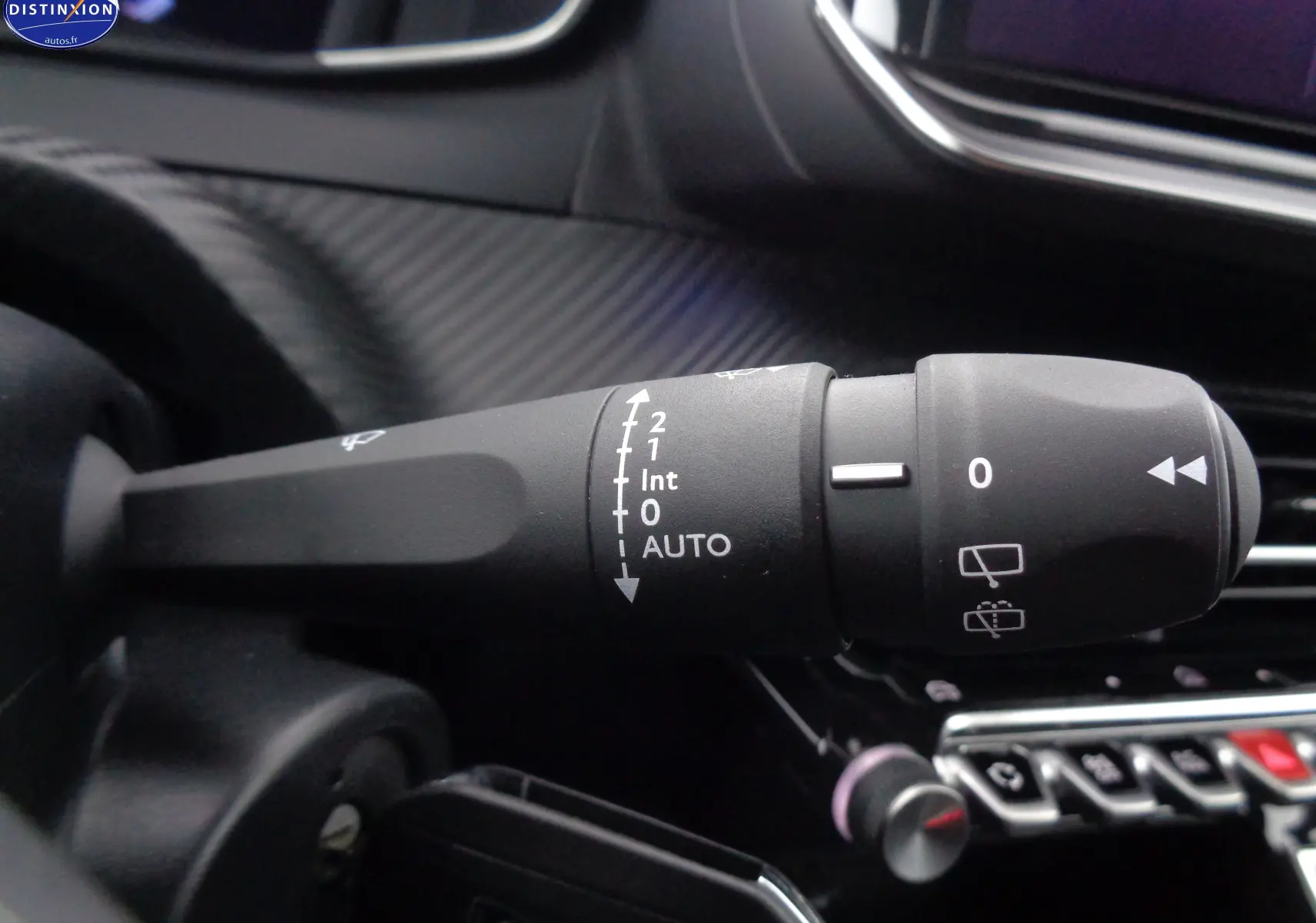 Gros plan sur la commande d'essuie-glace droite du Peugeot 2008 bleu Vertigo, avec détails des réglages auto et intermittents.