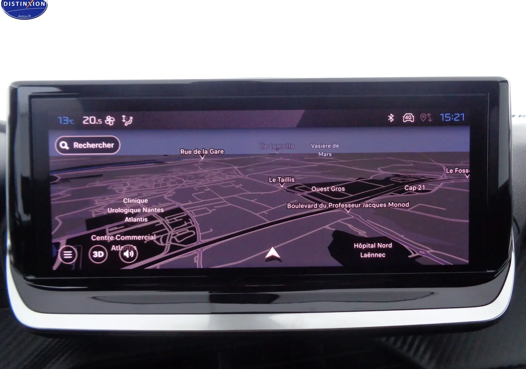 Écran tactile du système de navigation de la Peugeot 2008 2023 affichant une carte en mode 3D avec itinéraire et température extérieure.