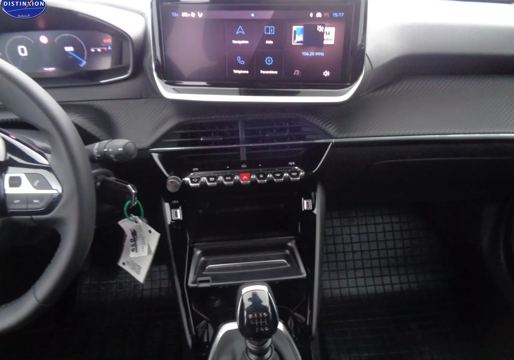 Vue intérieure du tableau de bord et console centrale d'une Peugeot 2008 2023 avec boîte manuelle et écran tactile.