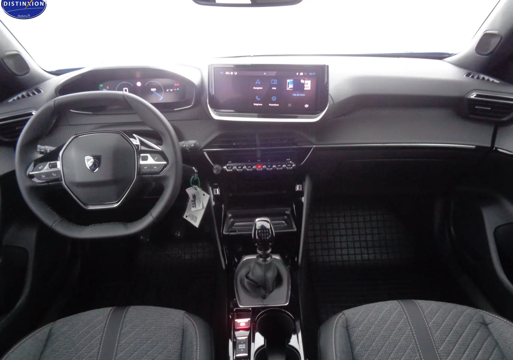 Vue intérieure frontale du tableau de bord et volant noir du Peugeot 2008 2023 avec boîte manuelle et écran tactile central.