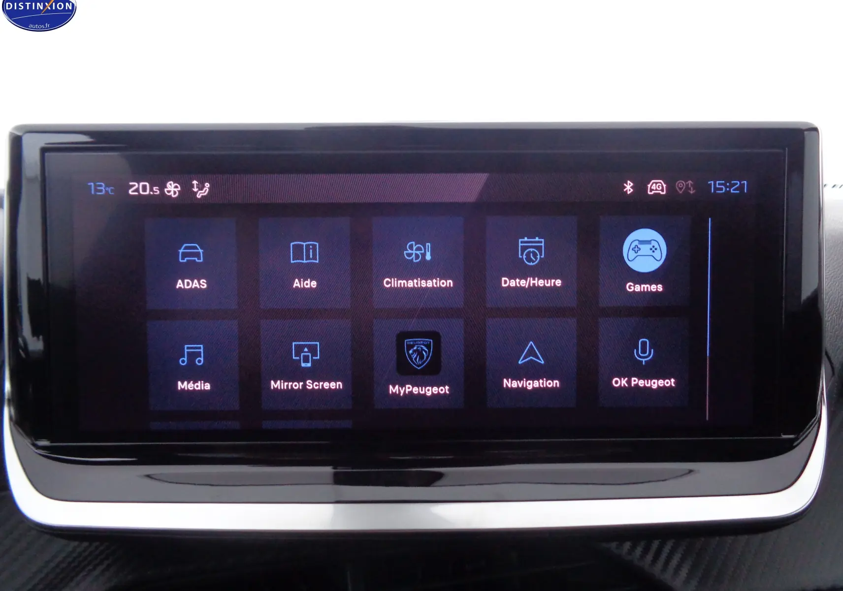 Écran tactile central du Peugeot 2008 2023 affichant les options climatisation, navigation, médias et jeux.