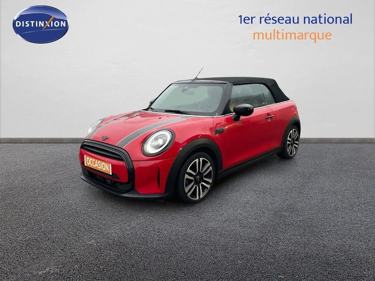 MINI Cabriolet rouge chili vue 3/4 avant droit avec toit noir fermé et bandes noires sur le capot.