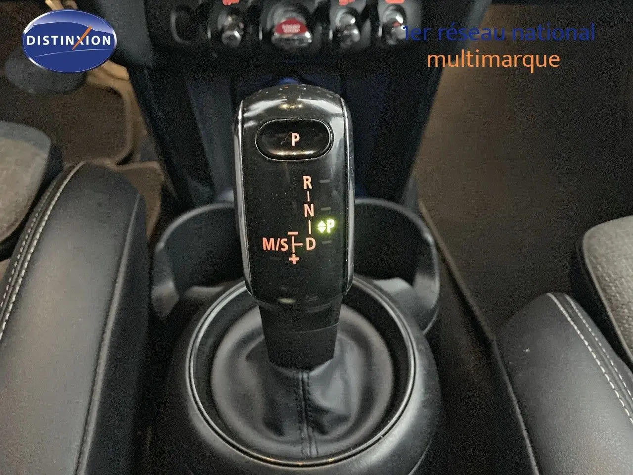 Le levier de vitesses automatique noir de la MINI Cabriolet F57, vue rapprochée de la console centrale intérieure.