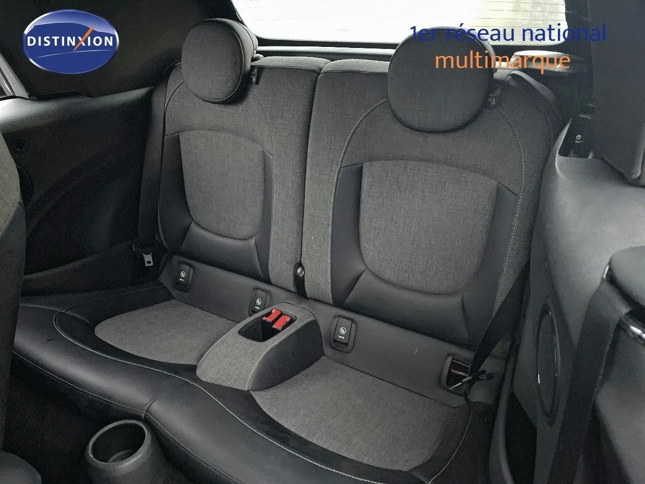 Vue intérieure des sièges arrière en tissu gris et cuir noir de la MINI Cabriolet F57, avec ceinture de sécurité visible.