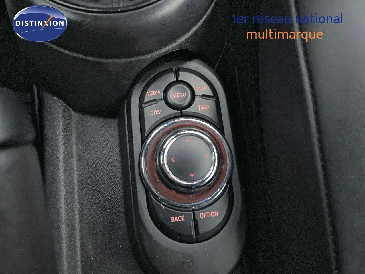 Vue rapprochée du sélecteur de commandes multimédia central noir de la MINI Cabriolet F57 rouge Chili 2023.