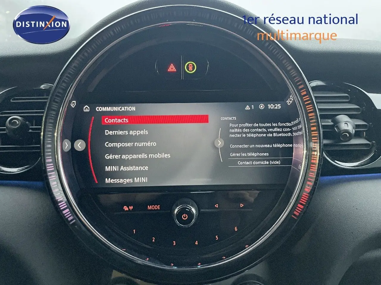 Tableau de bord de MINI Cabriolet F57 2023, affichage central rond avec menu communication et commandes tactiles.