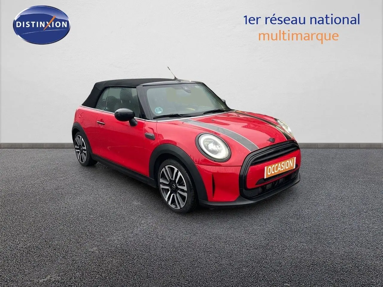 Mini Cabriolet F57 rouge chili vue 3/4 avant avec toit noir fermé et bandes noires sur le capot.