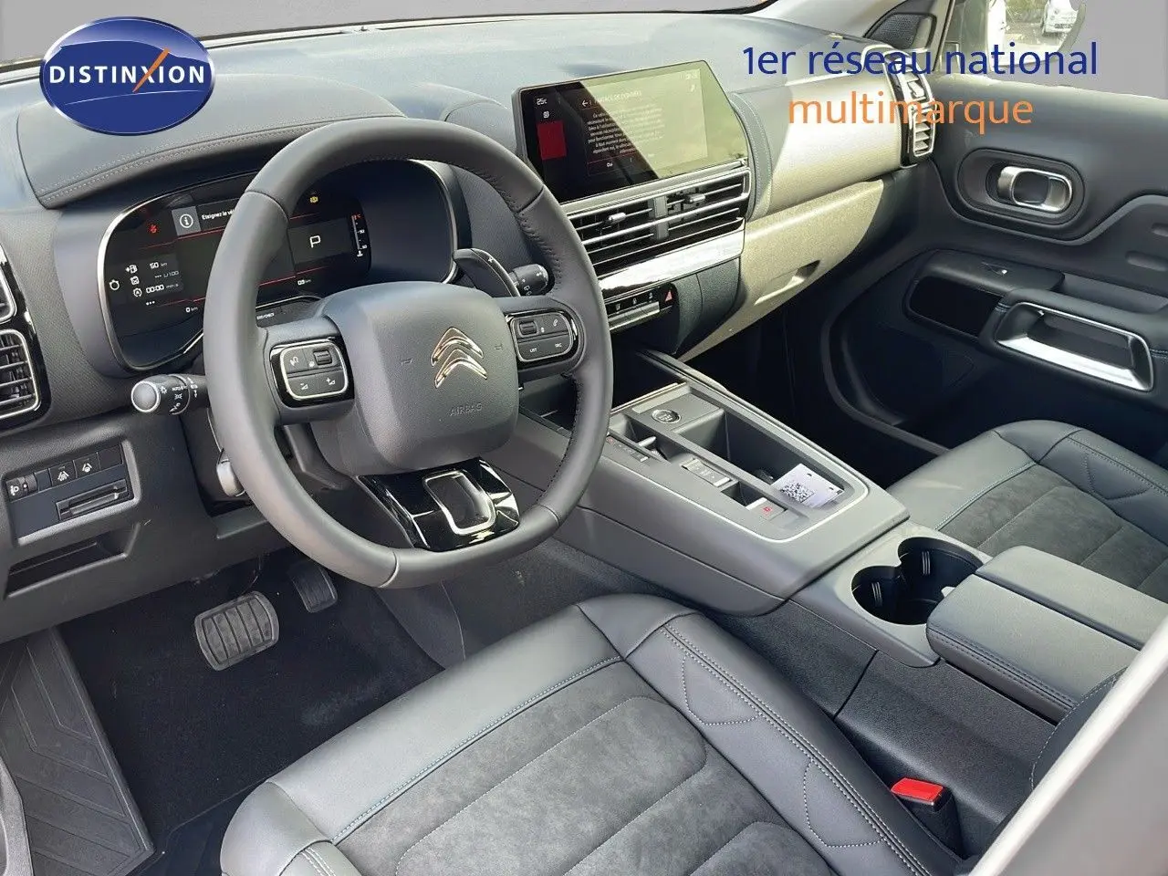 Intérieur du Citroën C5 Aircross 2025 vu côté conducteur, avec tableau de bord numérique et sellerie cuir noir.