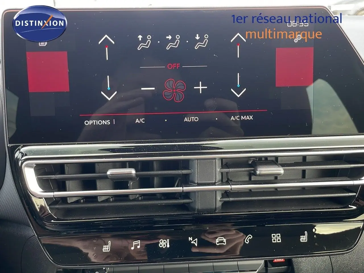 Détail de la console centrale avec écran tactile et commandes de climatisation du Citroën C5 Aircross blanc 2025.