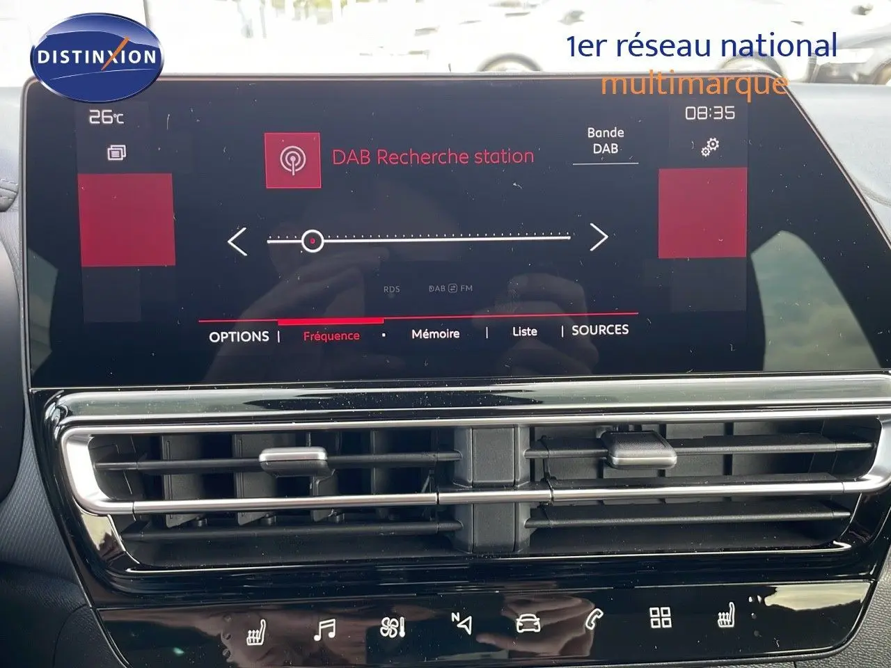 Écran tactile central du tableau de bord du Citroën C5 Aircross 2025 affichant la recherche DAB, avec aérateurs en dessous.