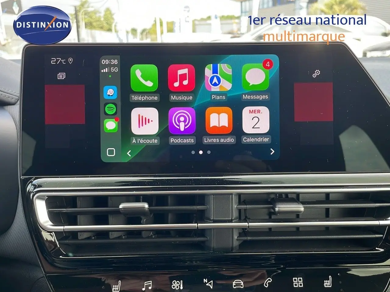 Écran tactile central affichant des applications connectées dans l'habitacle d'une Citroën C5 Aircross 2025.
