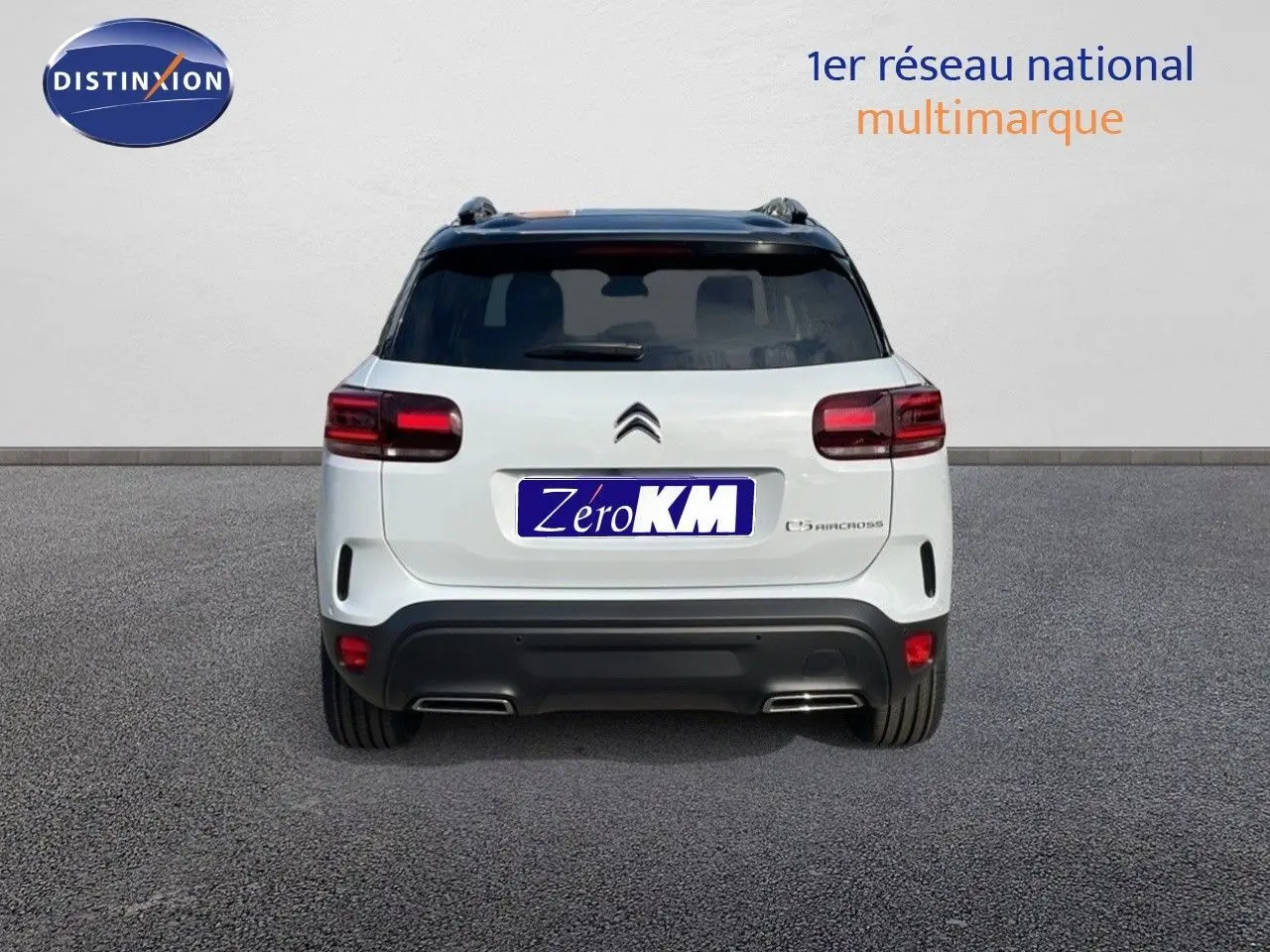 Vue arrière d'un Citroën C5 Aircross blanc Okenite métal avec toit noir et feux arrière LED distinctifs.