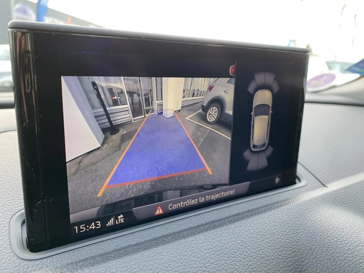 Écran de caméra de recul d'une Audi A3 Sportback 2019, affichant la zone de stationnement avec guidage coloré.