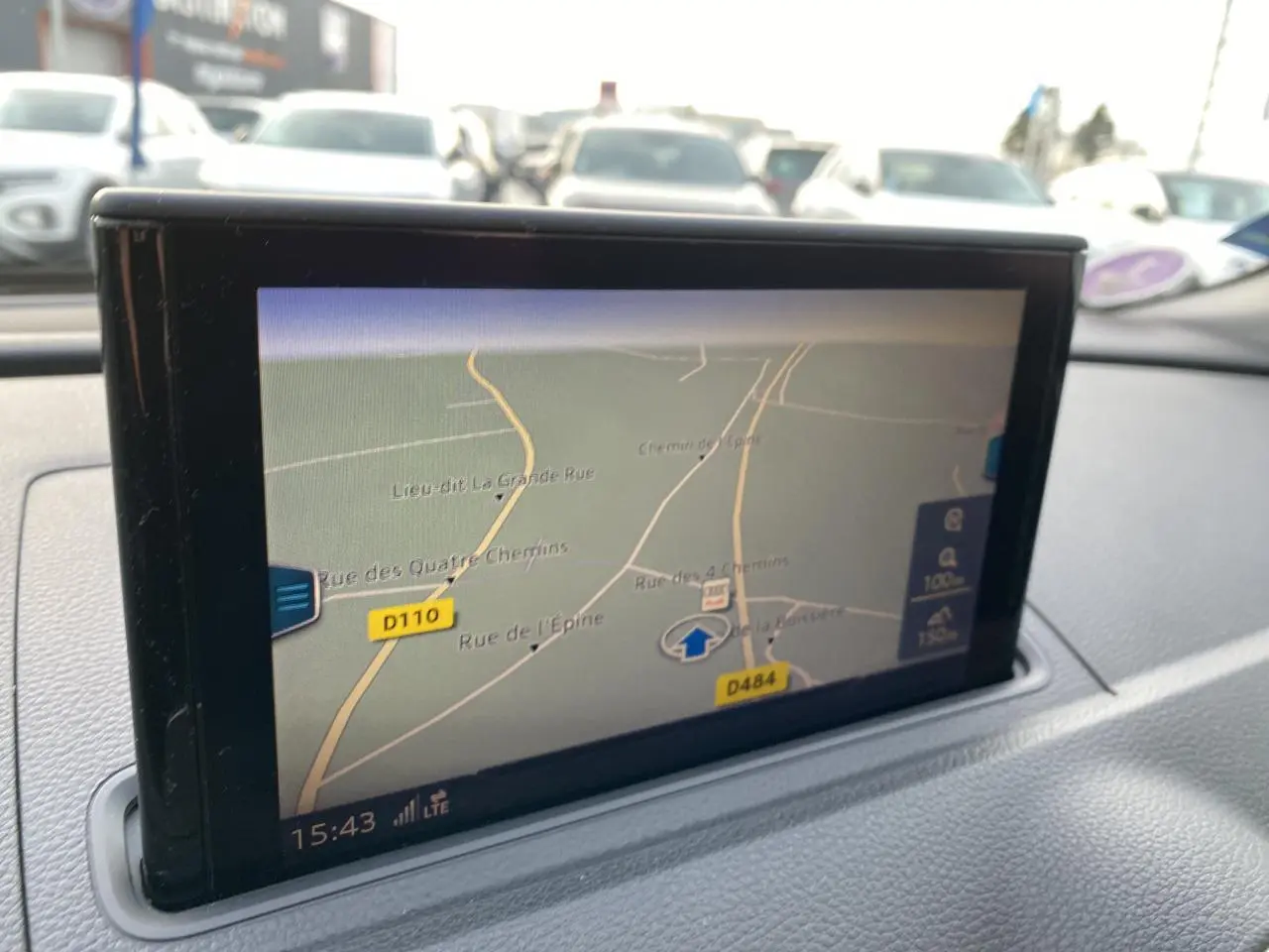 Écran de navigation MMI tactile dans l'habitacle de l'Audi A3 Sportback noir, vue intérieure avant.