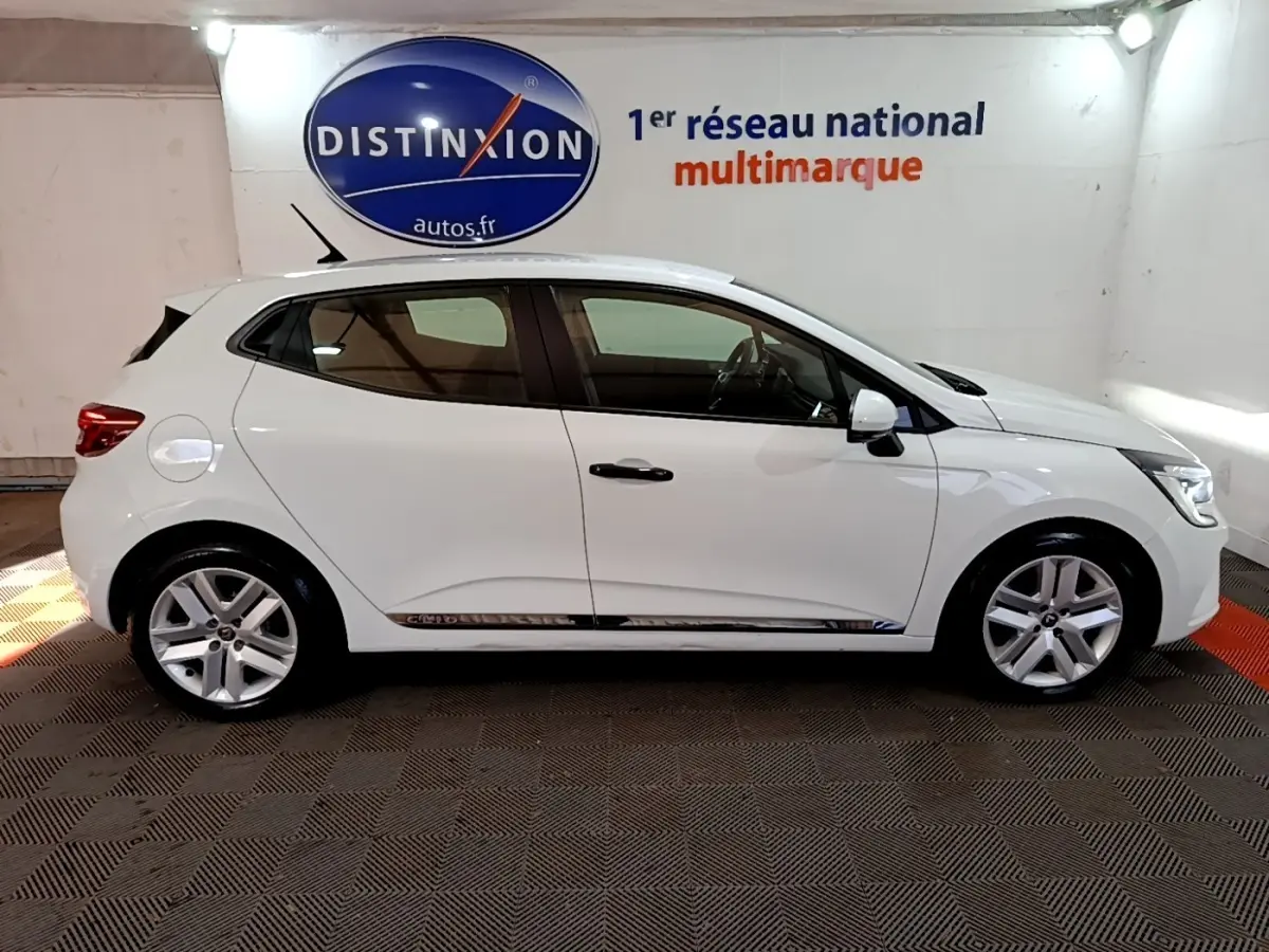 Profil droit d'une Renault Clio Business blanche 2021, avec jantes alliage et poignées de porte noires.