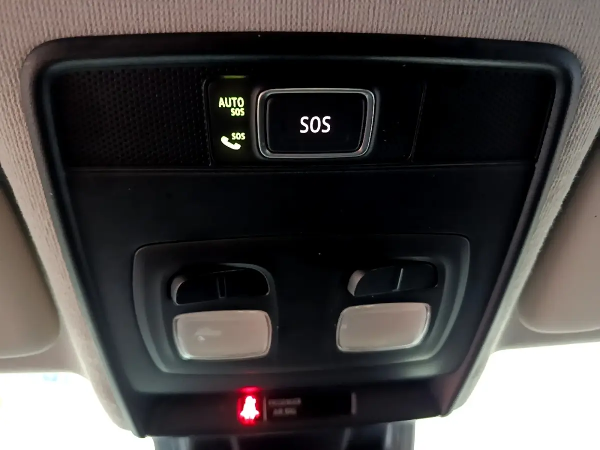Vue intérieure du plafonnier avec bouton SOS éclairé et commandes d'éclairage dans une Renault Clio blanche 2021.