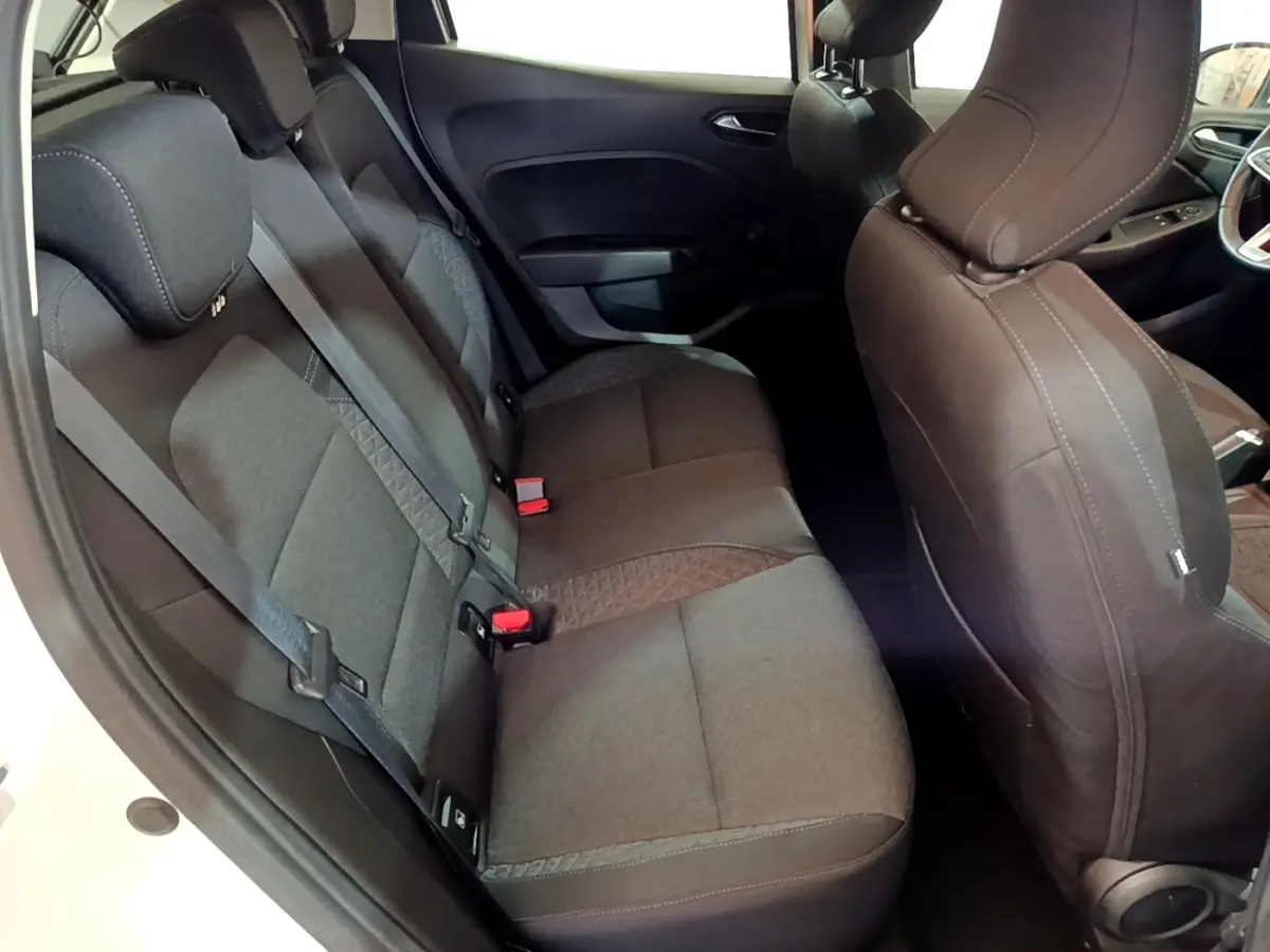 Vue intérieure côté gauche montrant la banquette arrière noire de la Renault Clio Business 2021 avec ceintures de sécurité.