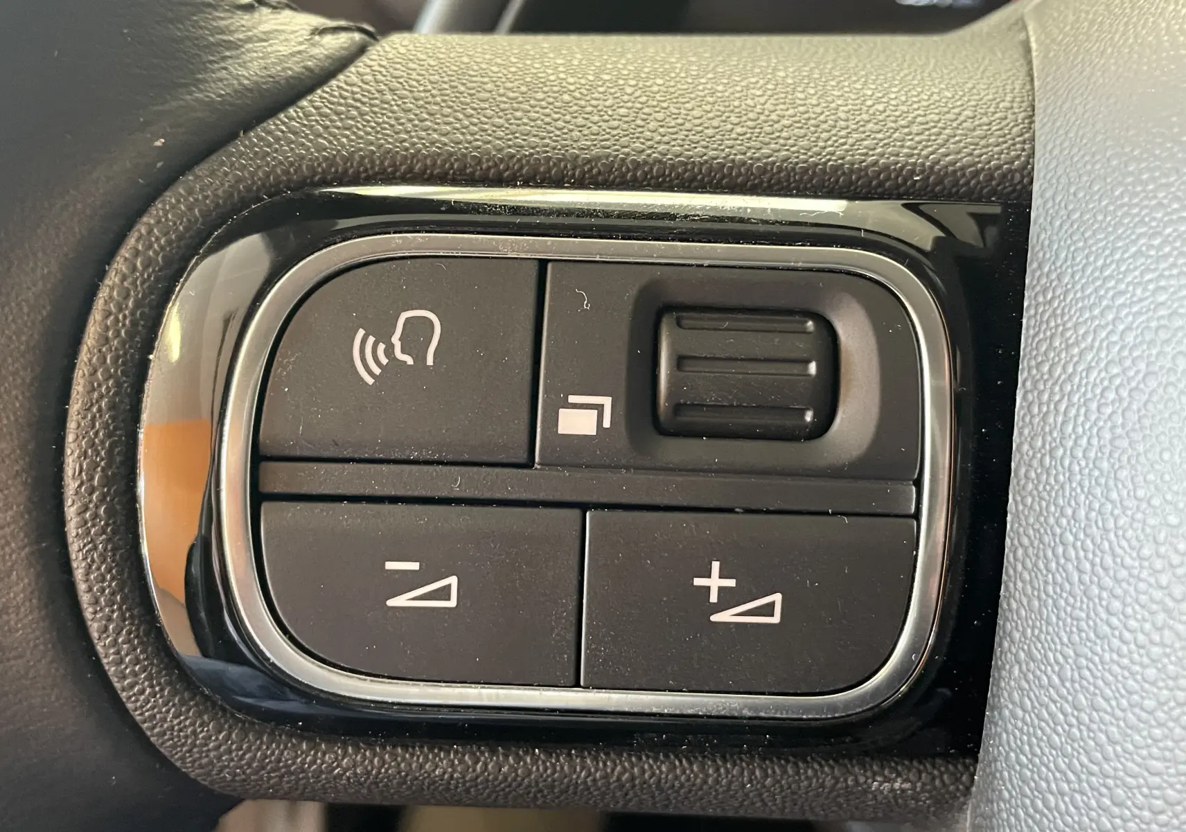 Vue rapprochée de la console centrale grise du Citroën C5 Aircross hybride 2025 avec clés et bouton start/stop.