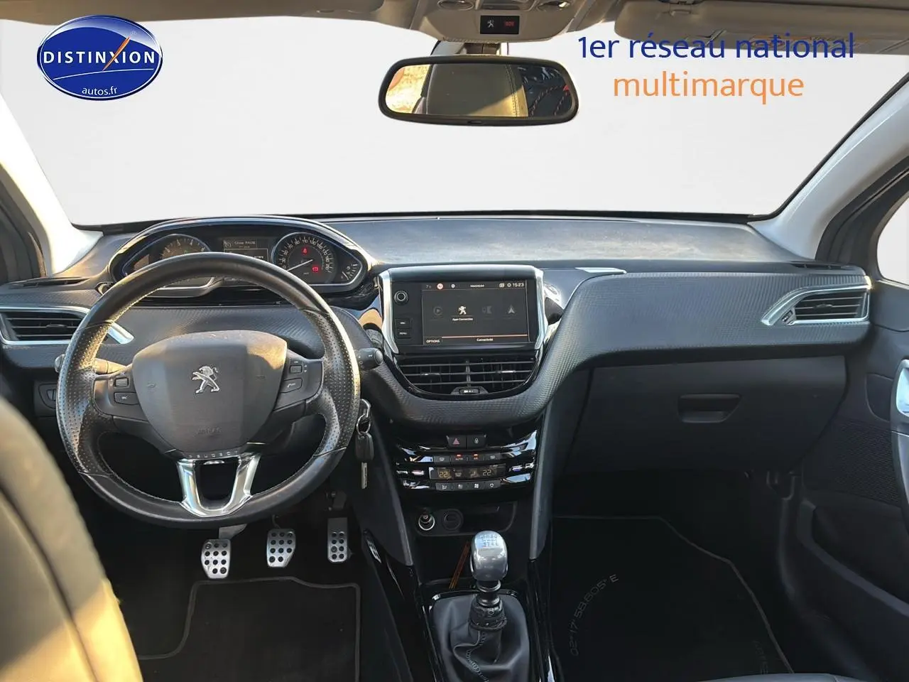 Intérieur avant du Peugeot 2008 gris clair 2019, tableau de bord avec écran tactile et volant cuir multifonction.