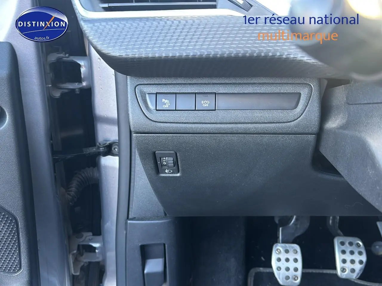 Détail intérieur côté gauche du tableau de bord gris clair avec commandes et pédales du Peugeot 2008 2019.