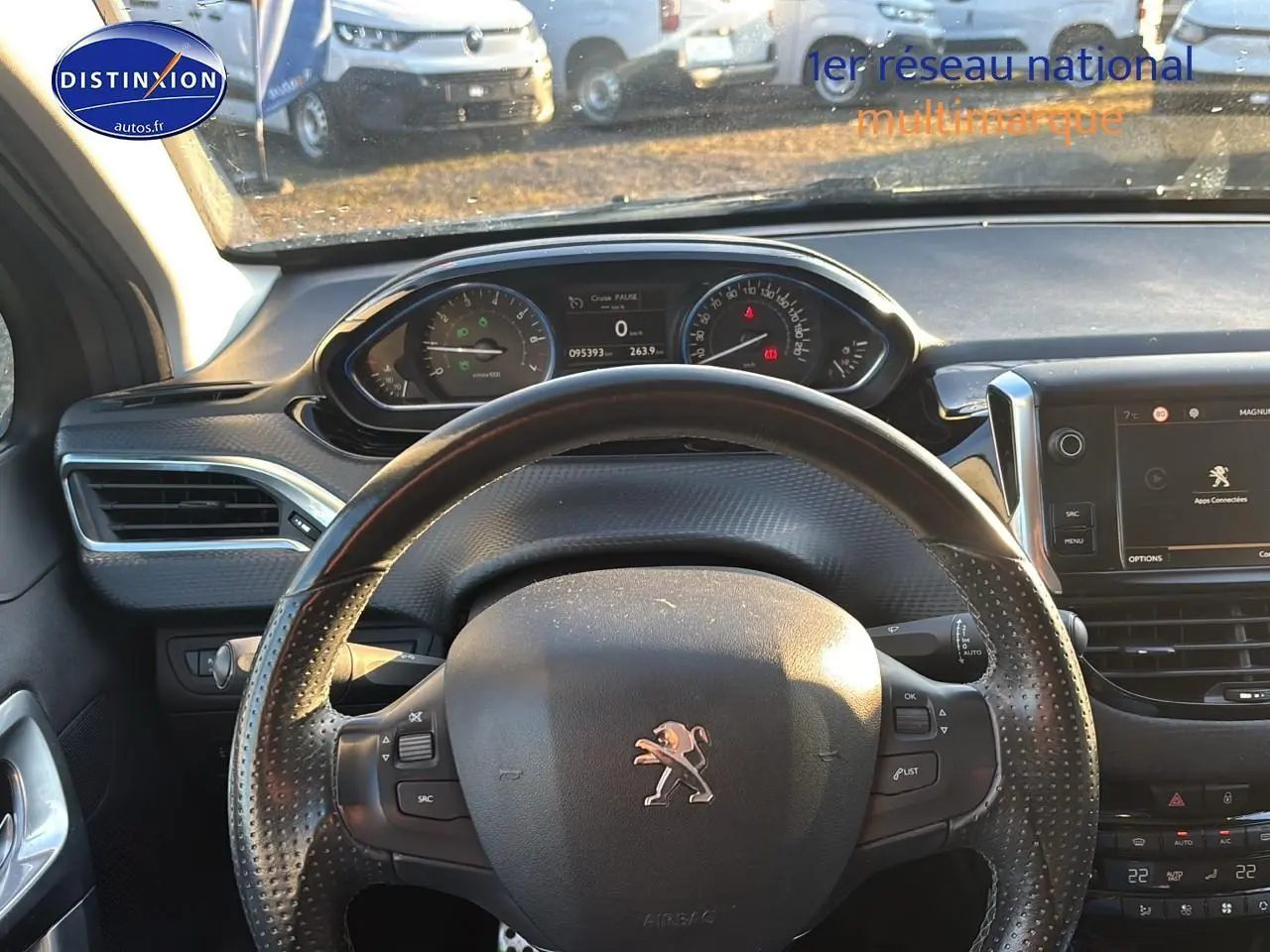 Vue intérieure centrée sur le volant cuir multifonction et le tableau de bord du Peugeot 2008 gris clair de 2019.