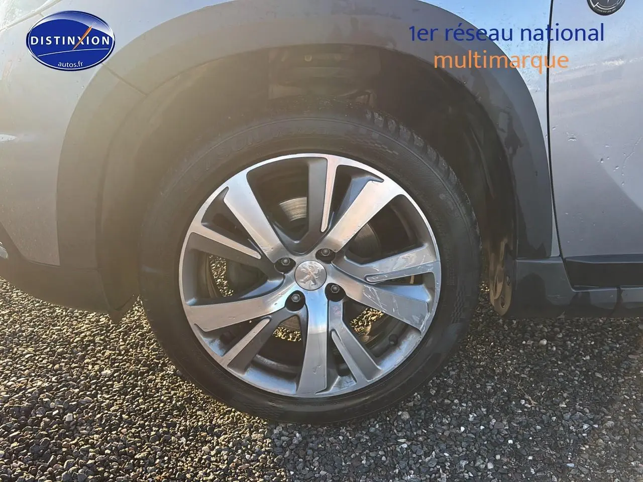 Gros plan sur la roue avant droite alu diamantée gris clair du Peugeot 2008 1.2 PureTech Crossway 2019.