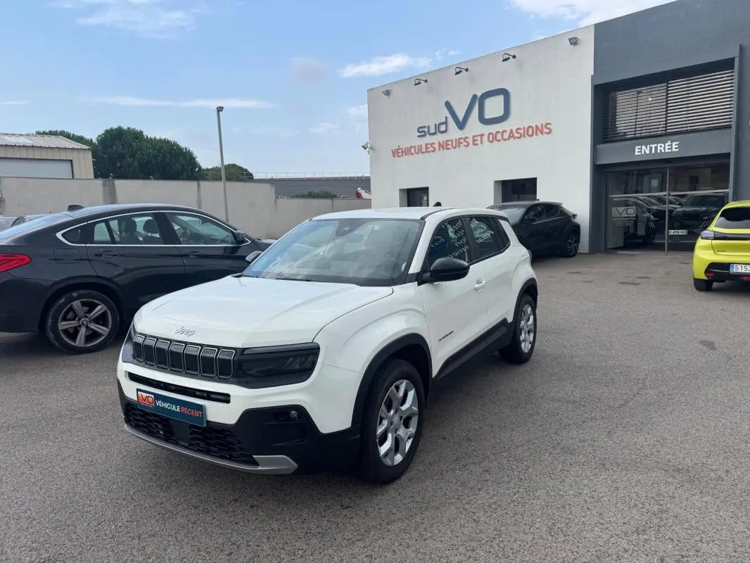 Jeep Avenger blanc en 3/4 avant droit, avec jantes alliage 17 pouces et calandre noire distinctive.