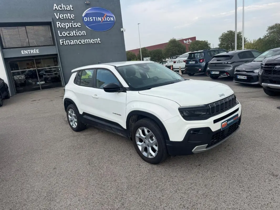 Jeep Avenger blanc en 3/4 avant droit, avec jantes alliage 17 pouces et détails noirs contrastants.