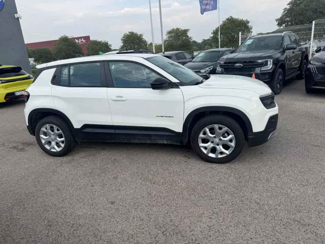 Jeep Avenger blanc en vue de profil côté gauche, avec jantes alliage et bas de caisse noir contrastant.