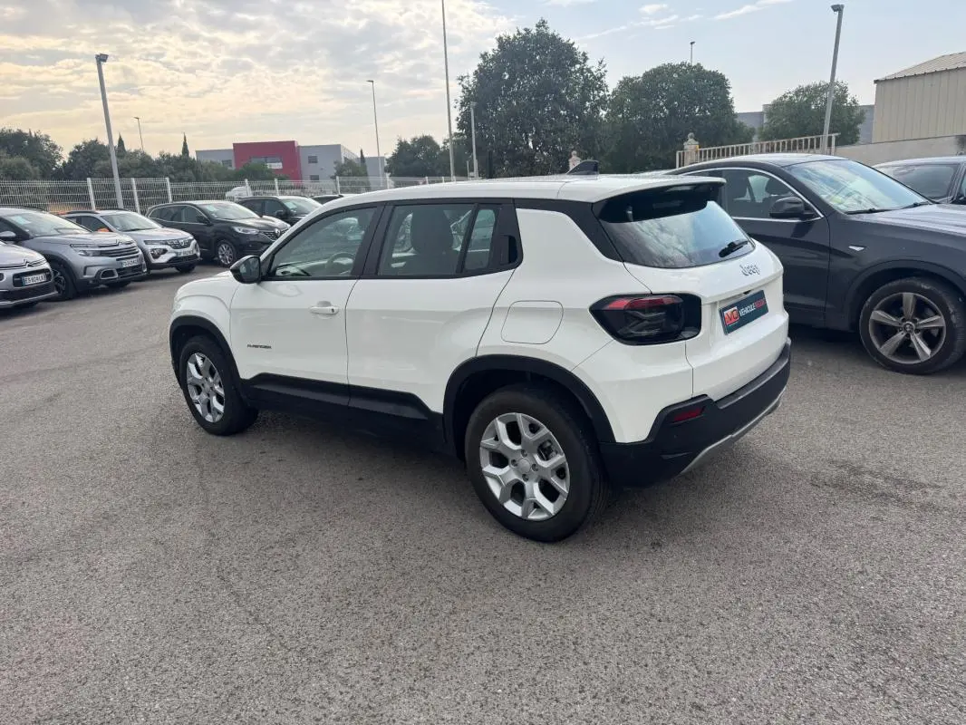 Jeep Avenger blanc en 3/4 arrière droit, avec jantes alliage 17 pouces et détails noirs contrastants.