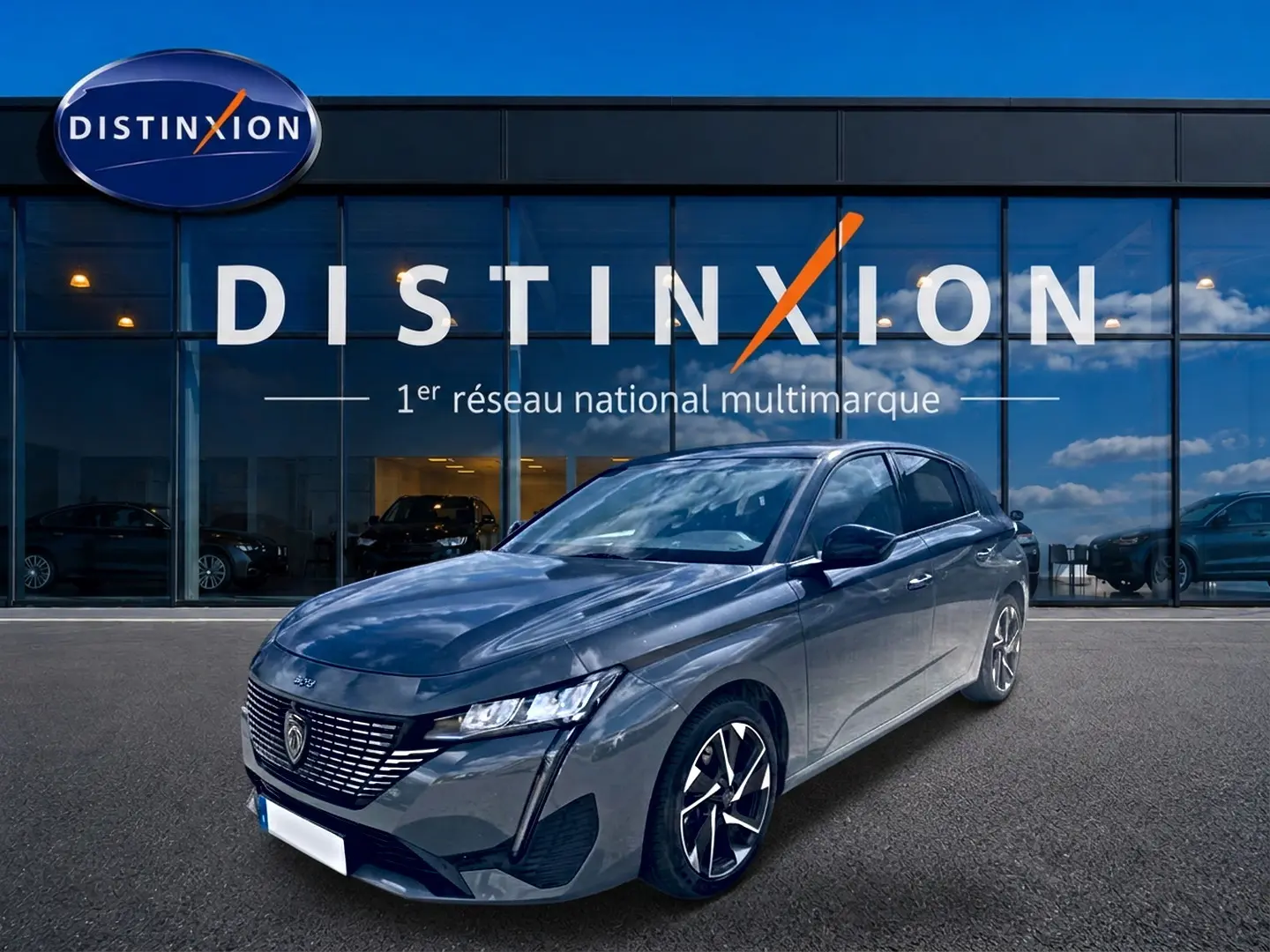 Peugeot 308 1.5 BlueHDi 130 gris vue 3/4 avant droit devant showroom Distinxion.