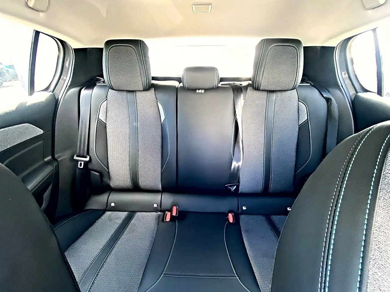 Vue arrière intérieure de la banquette arrière noire et grise de la Peugeot 308 2025 finition Allure.
