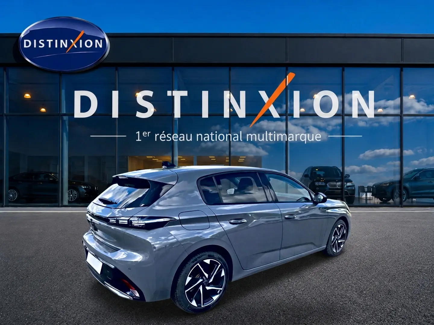 Vue 3/4 arrière droite d'une Peugeot 308 gris métallisé 2025 avec jantes alliage et feux arrière LED distinctifs.