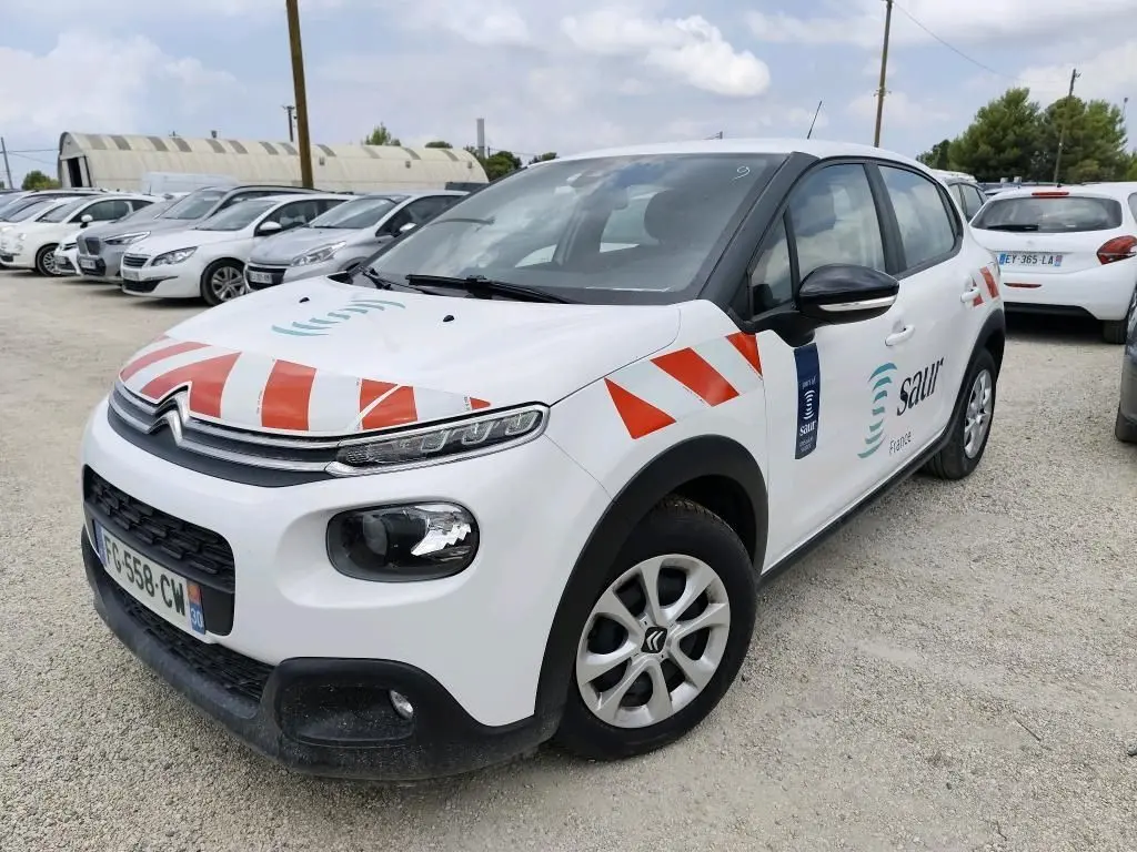 Citroën C3 Société blanche vue 3/4 avant droit avec marquages rouges et logo Saur sur porte.