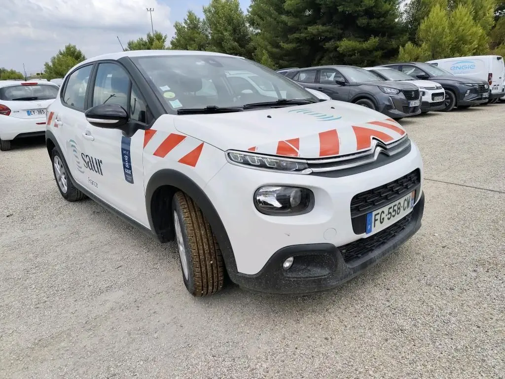 Citroën C3 Société blanche vue 3/4 avant droit avec marquages orange et logo Saur sur porte avant.