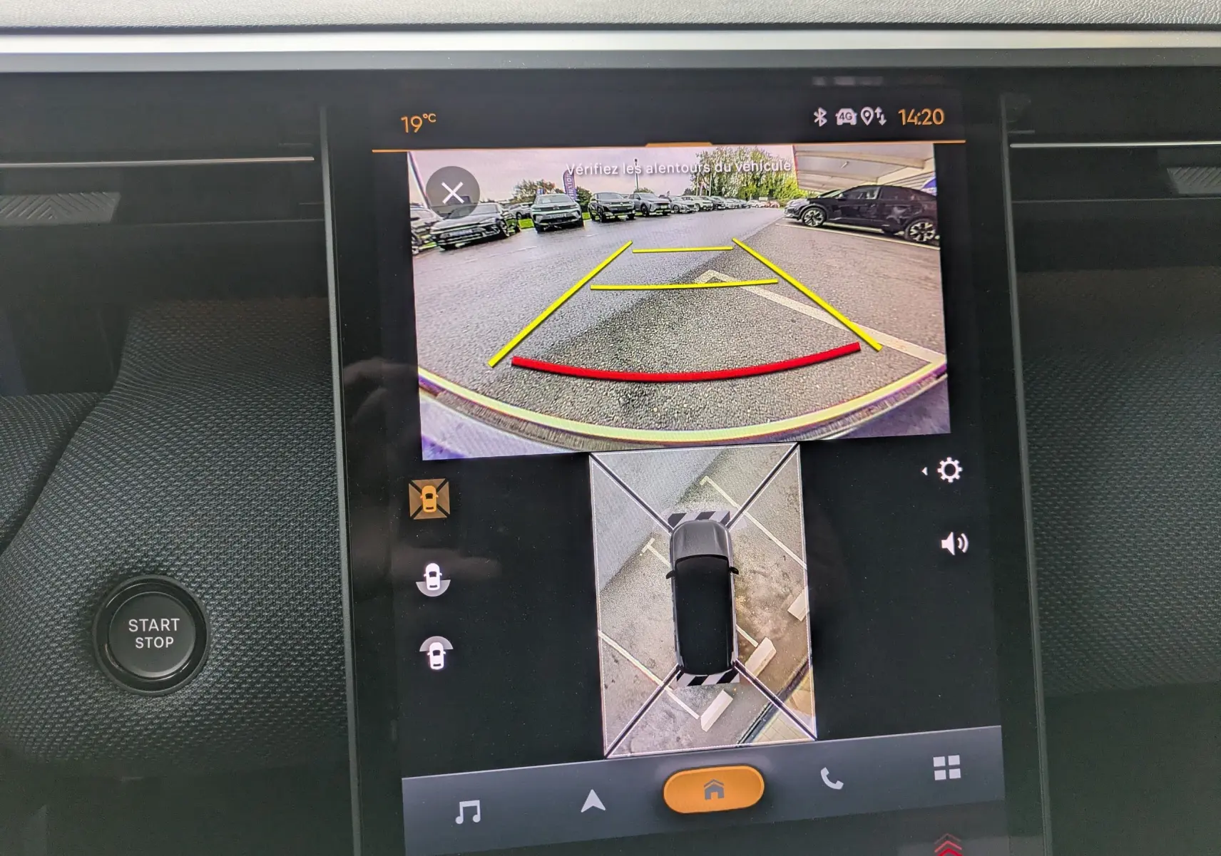 Écran central montrant la caméra de recul et la vue 360° du Citroën C5 Aircross hybride bleu Eclipse avec toit noir.