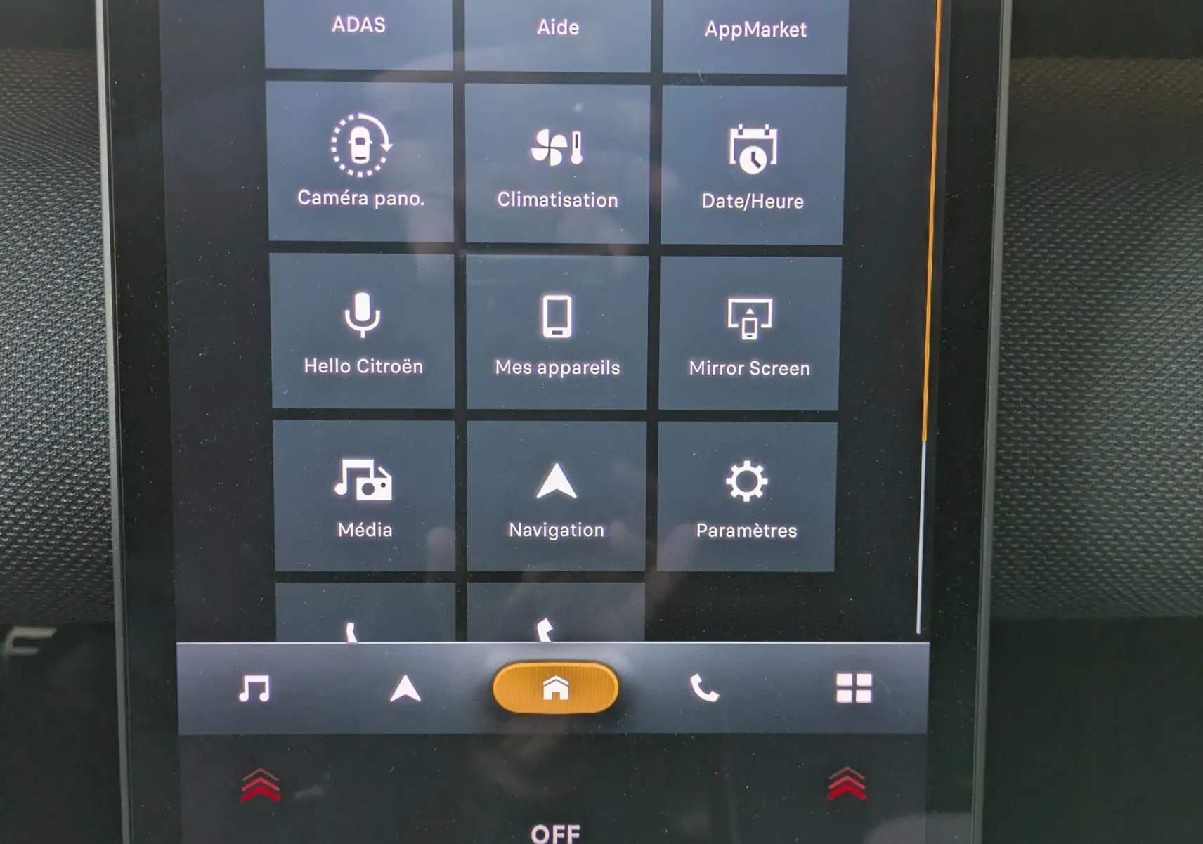 Écran tactile central du tableau de bord du Citroën C5 Aircross hybride, affichant les options de navigation et climatisation.