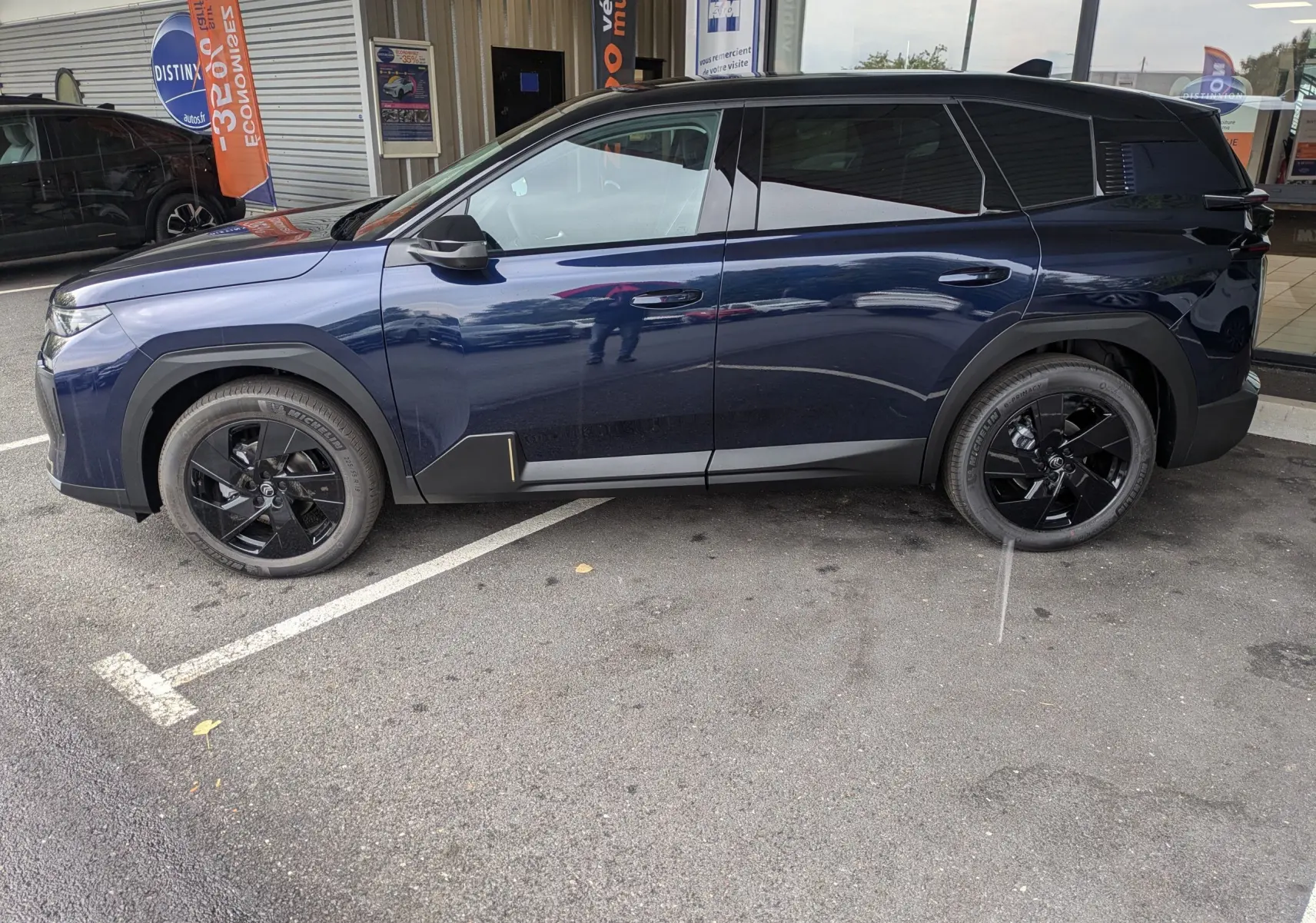 Vue de profil côté gauche du Citroën C5 Aircross hybride bleu Eclipse avec toit noir et jantes noires brillantes.