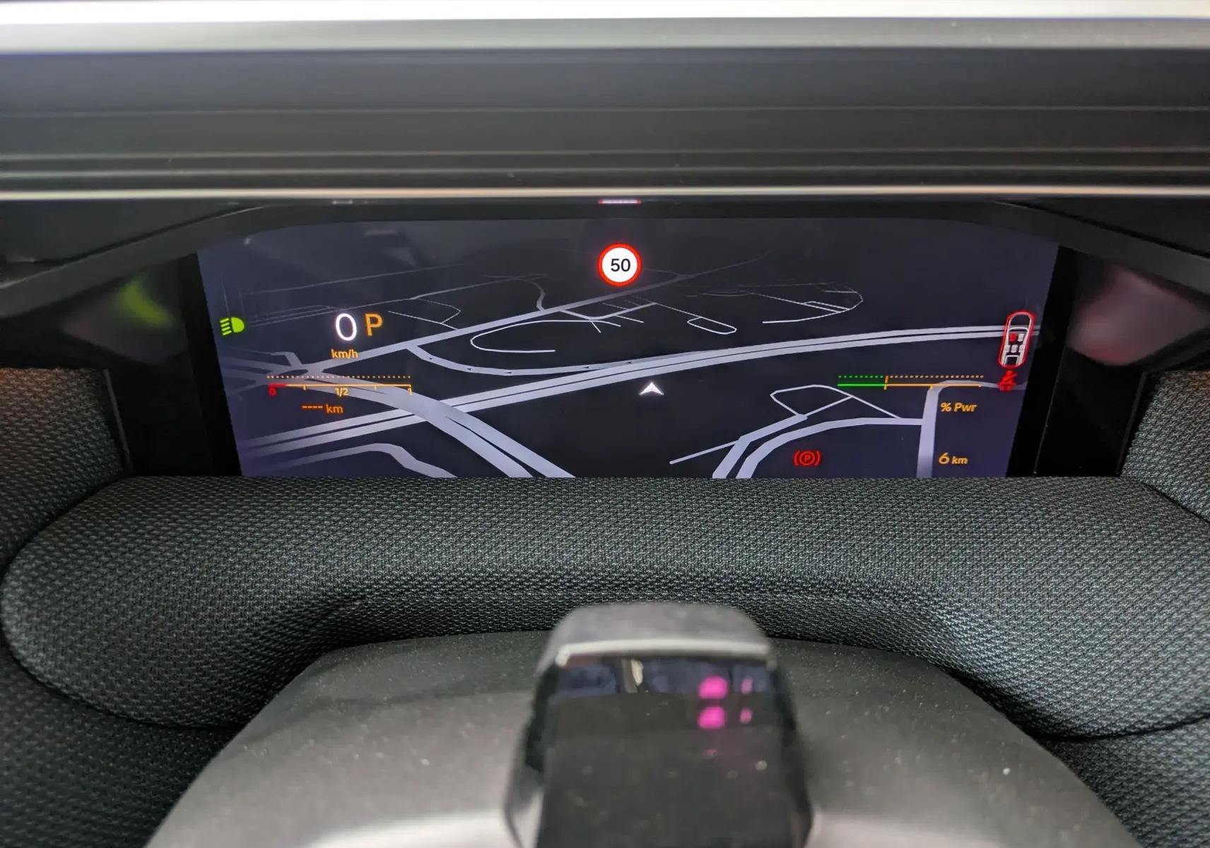 Affichage numérique du tableau de bord du Citroën C5 Aircross hybride, montrant la navigation et la vitesse à 0 km/h.