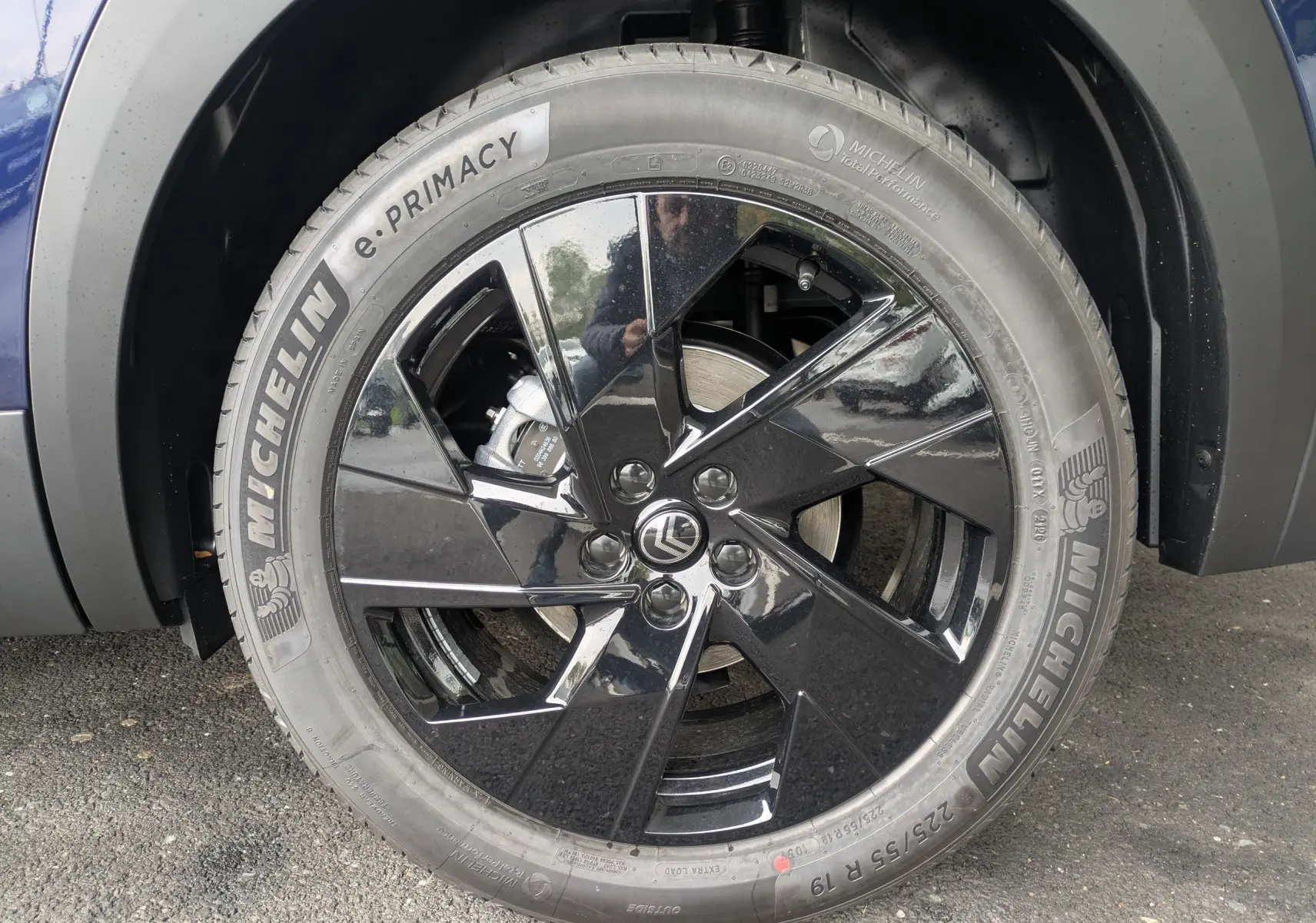Gros plan sur la roue avant droite du Citroën C5 Aircross bleu Eclipse avec jante noire brillante et pneu Michelin.