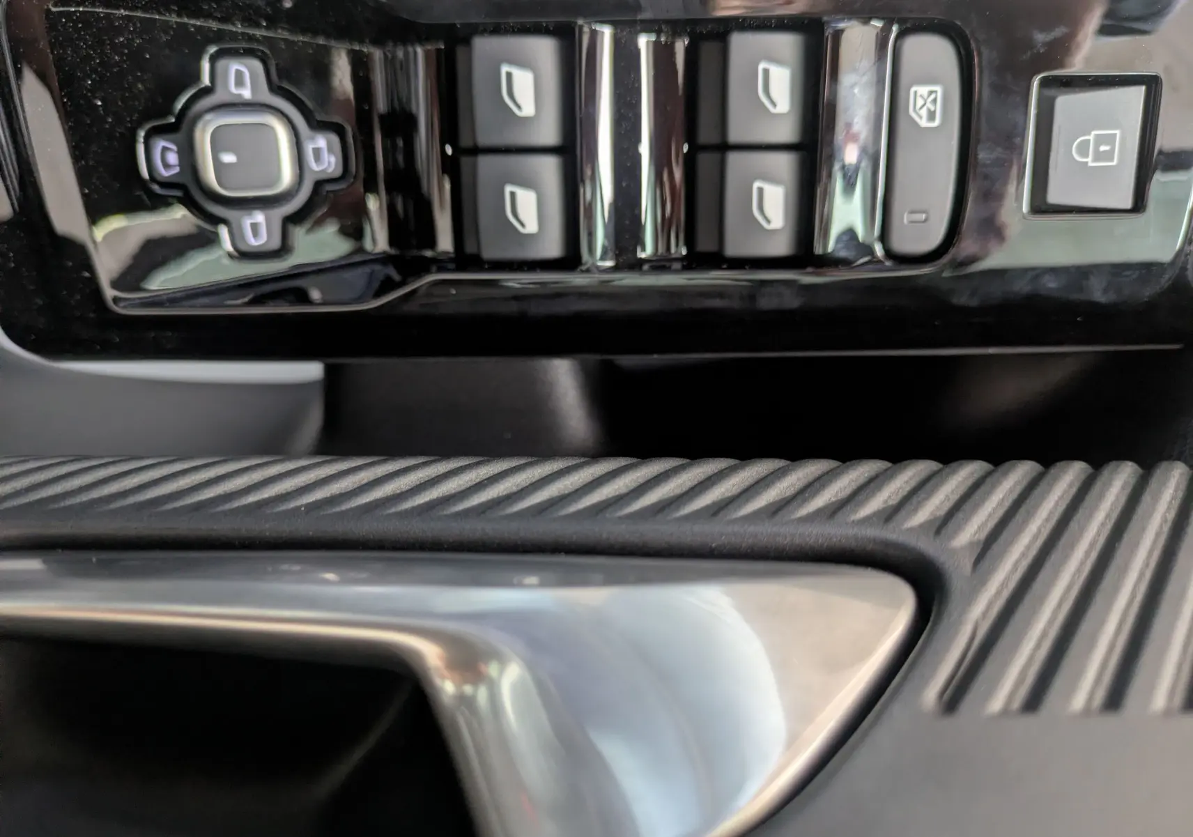 Gros plan sur les commandes de lève-vitres et verrouillage côté conducteur du Citroën C5 Aircross hybride 2026.