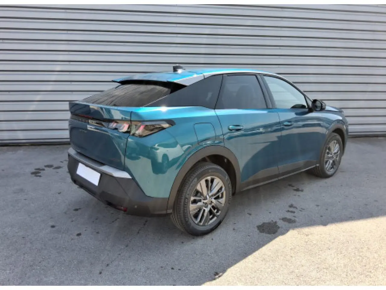 Peugeot 3008 bleu obsession vue 3/4 arrière droit, soulignant ses feux arrière et sa silhouette dynamique.
